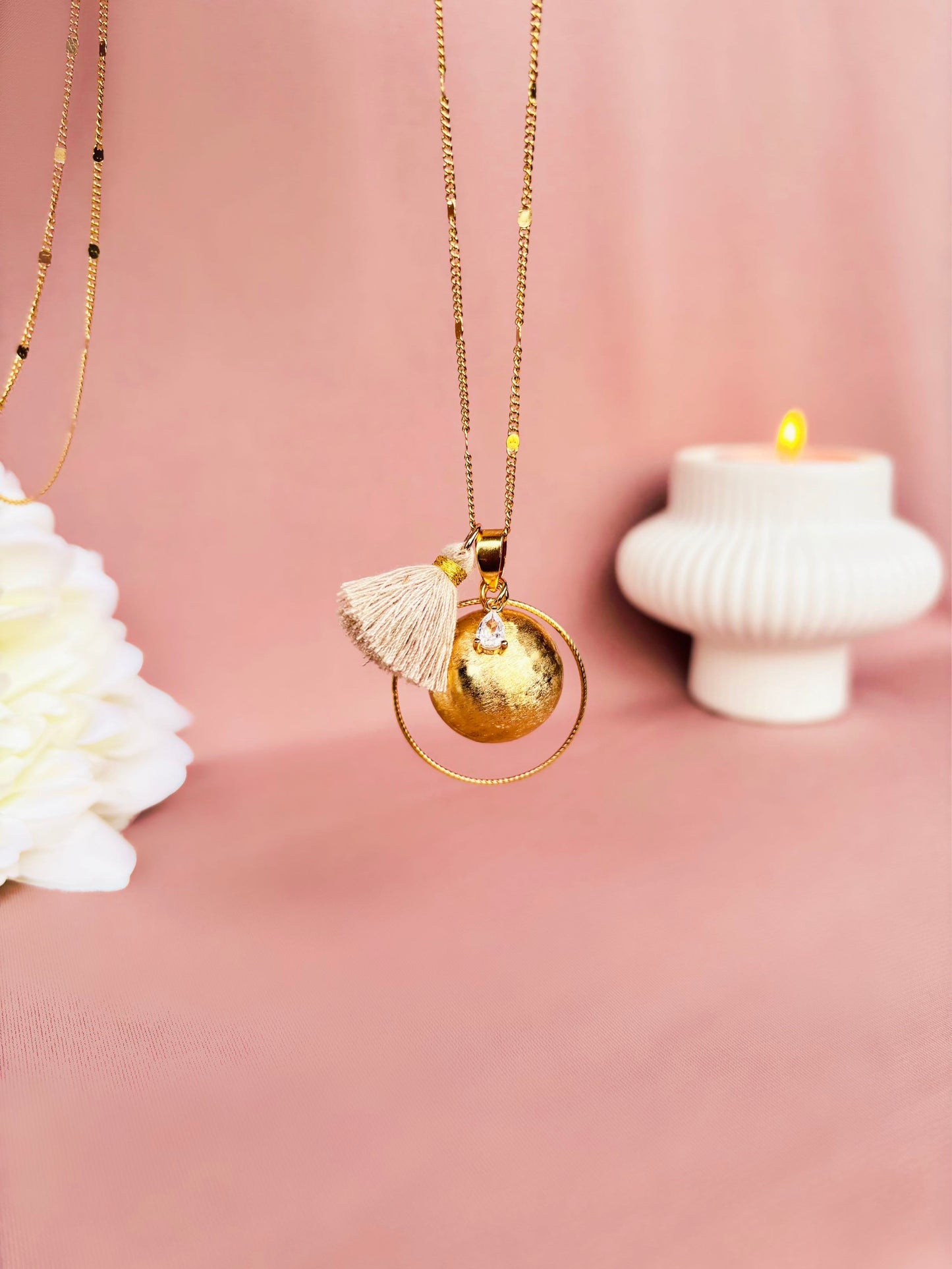 Bola de grossesse or et pendentif en zircon plaquer or montée sur une chaîne en acier inoxydable accompagnée d’un pompon en coton