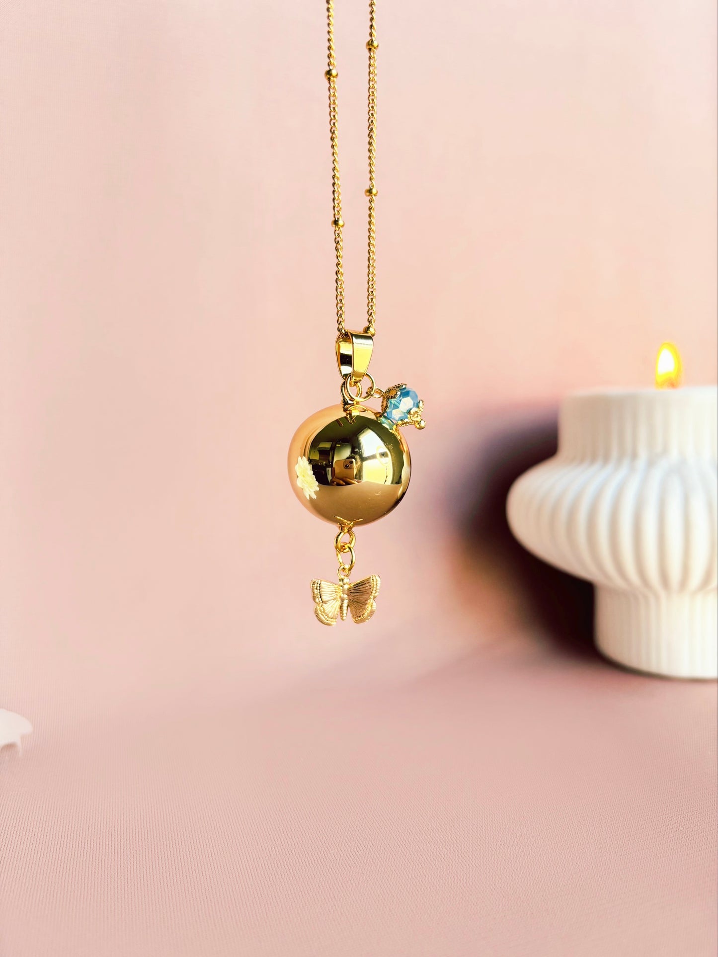 Bola de grossesse Mariposa fait main, collier délicat pour femmes enceintes, bijou artisanal avec grelot cristallin.