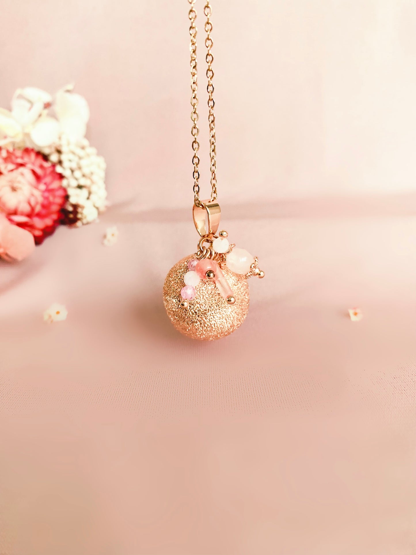 Bola de grossesse or rose givrée avec breloque en pierre naturelles