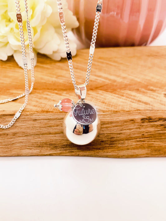 Bola de grossesse avec son médaillon gravé personnalisable et petite pierre naturelle