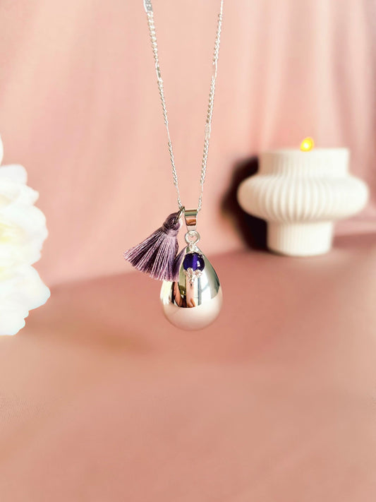 Bola de grossesse goutte d'eau en argent avec pierre en naturelle d'améthyste et pompon en coton de couleur mauve
