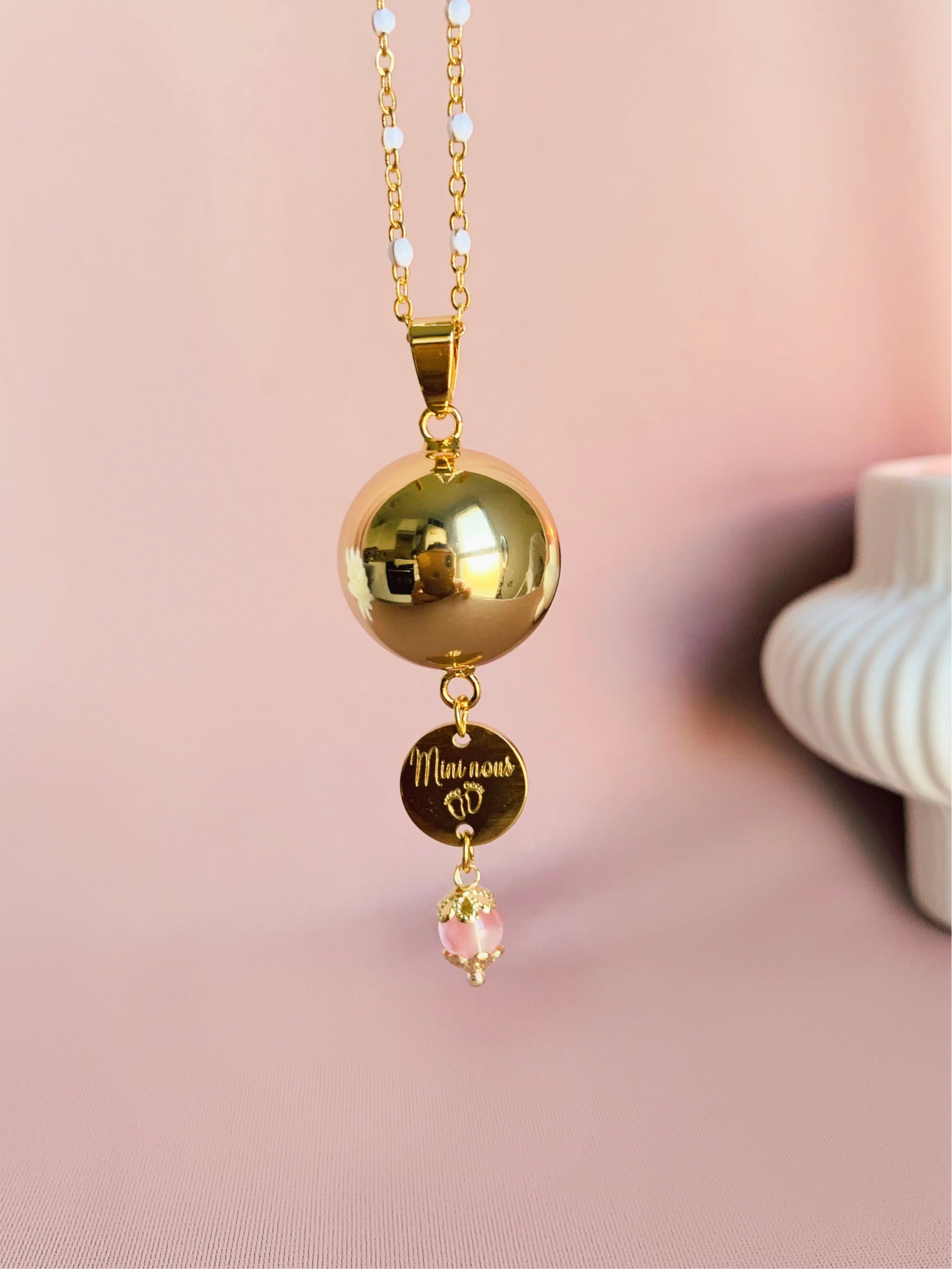 Bola de grossesse Mia en or, création artisanal de la maison PetitBola. Bijou relaxant pour maman et bébé