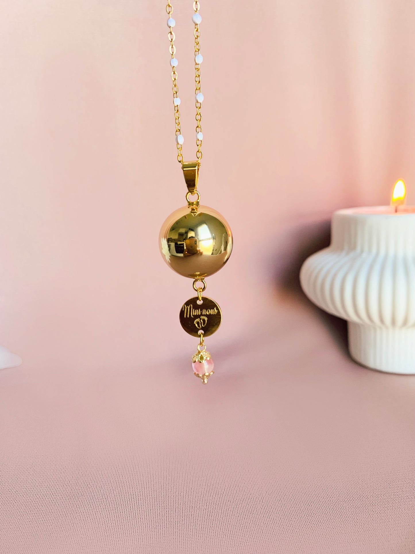 Bola de grossesse Mia or avec pierre naturelle et pendentif médaillon graver, Packaging soigné pour bola de grossesse PetitBola.