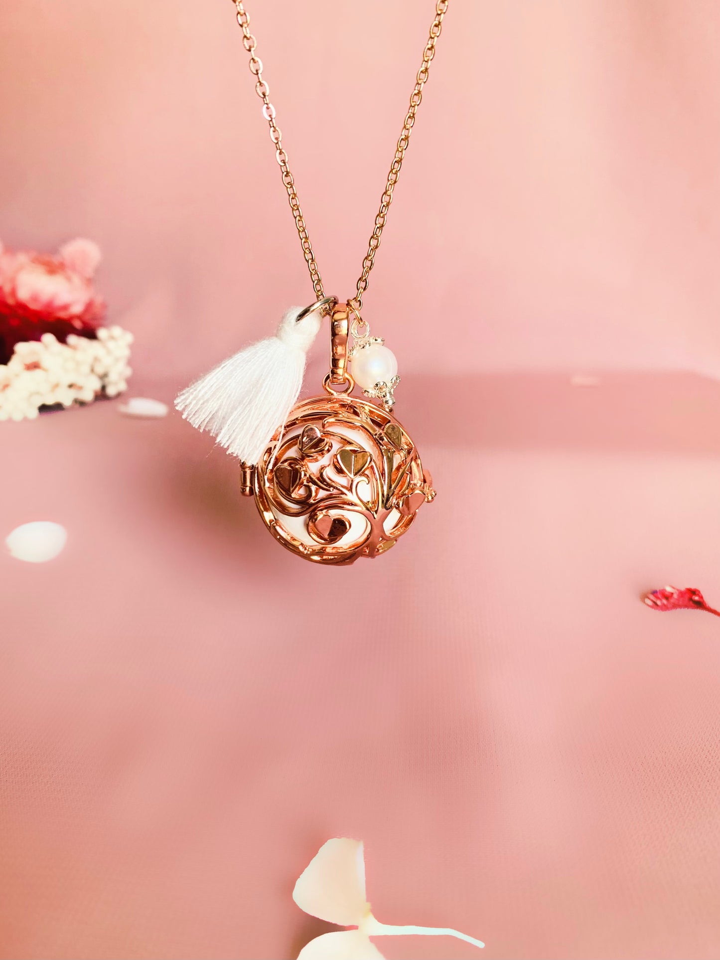 Bola de grossesse cage or rose avec breloque en perle d'eau douce et un pompon blanc