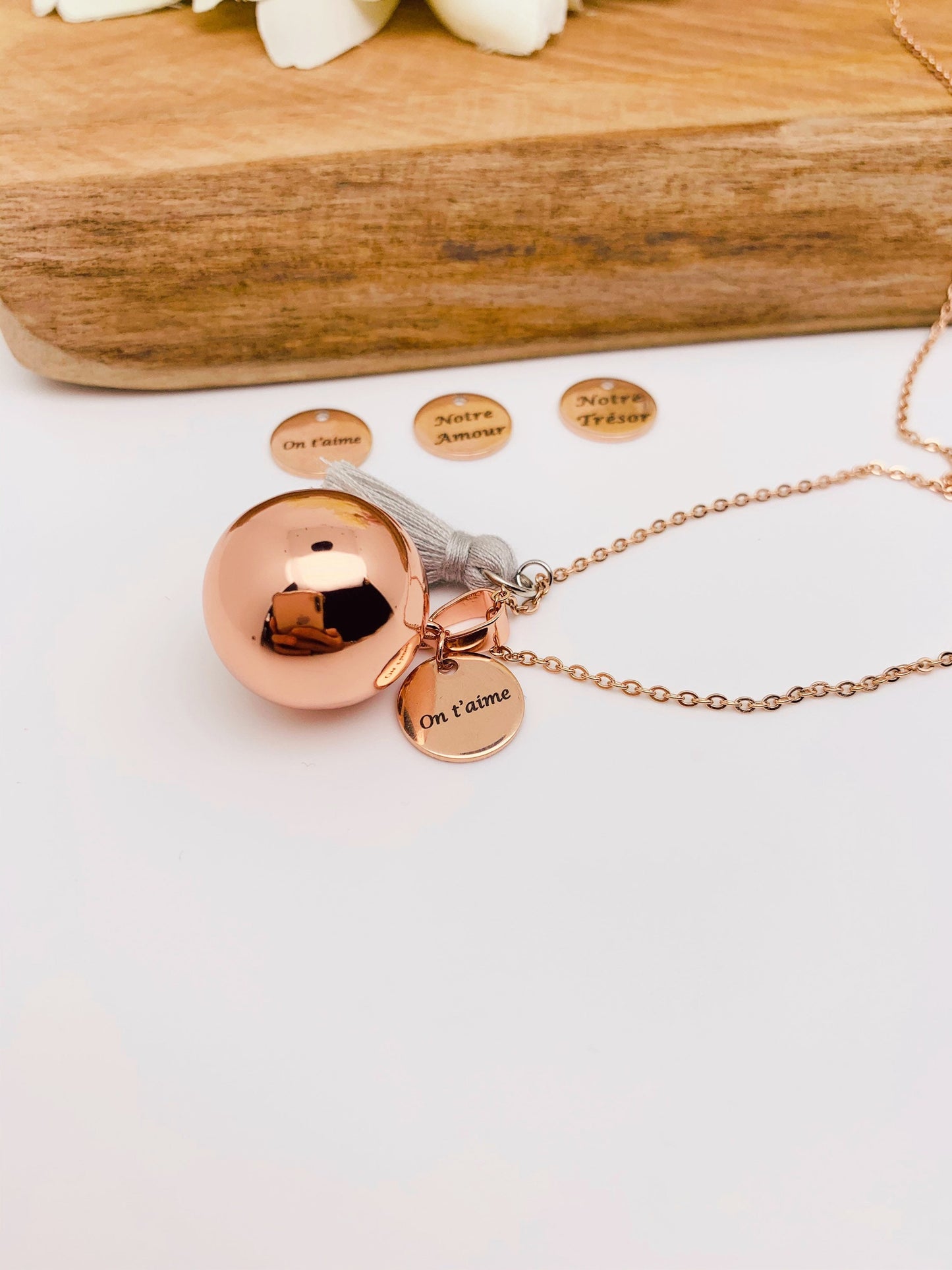 Bola de grossesse or rose et médaillon gravé