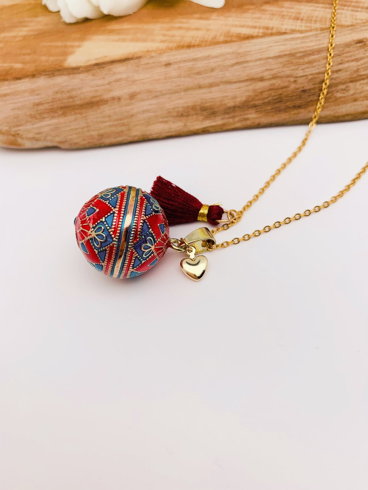 Bola de grossesse fait main en plaquée or et résine aux motifs mosaïque et son petit pendentif cœur.