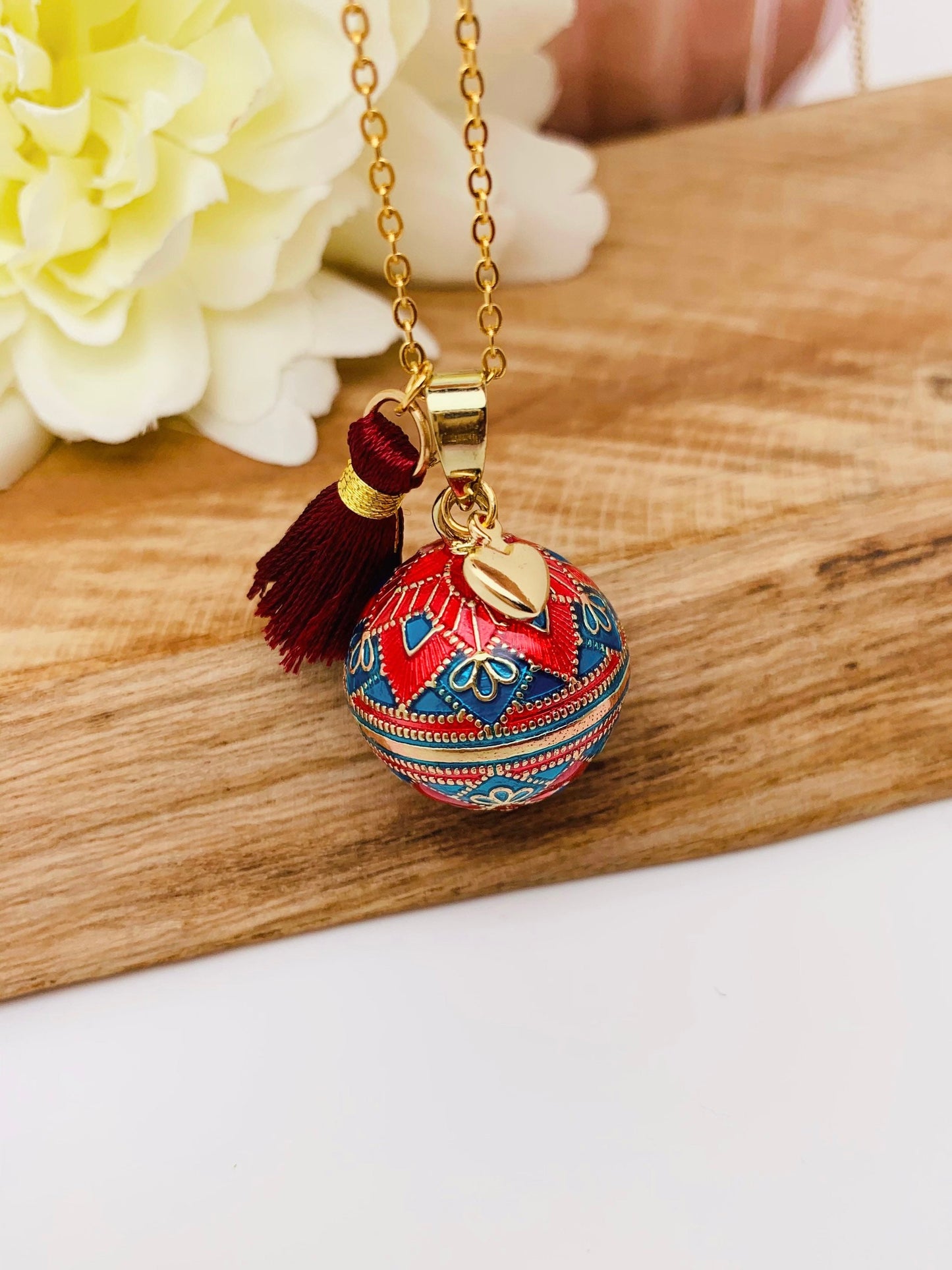 Bola de grossesse fait main en plaquée or et résine aux motifs mosaïque et son petit pendentif cœur.