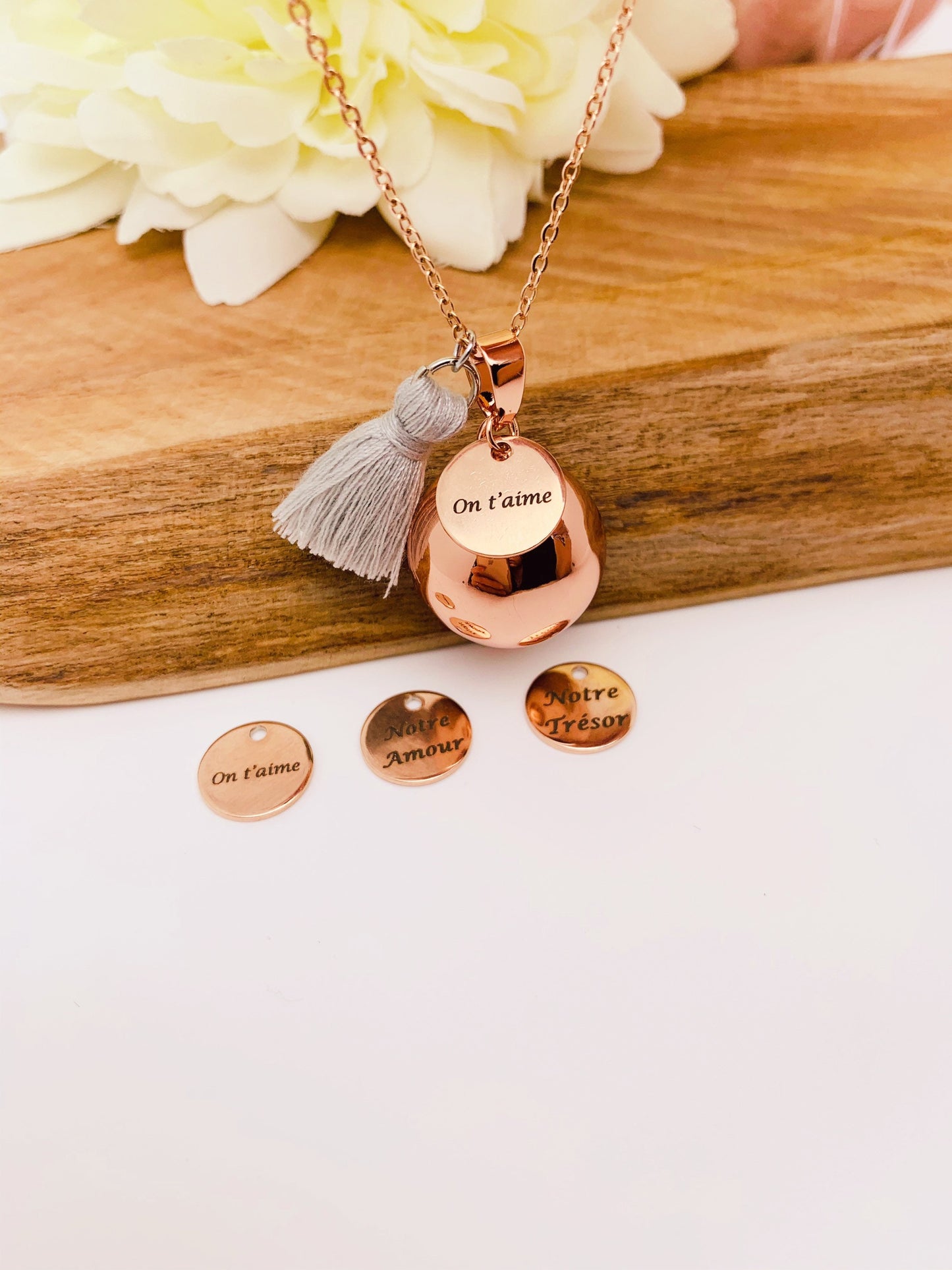 Bola de grossesse or rose et médaillon gravé