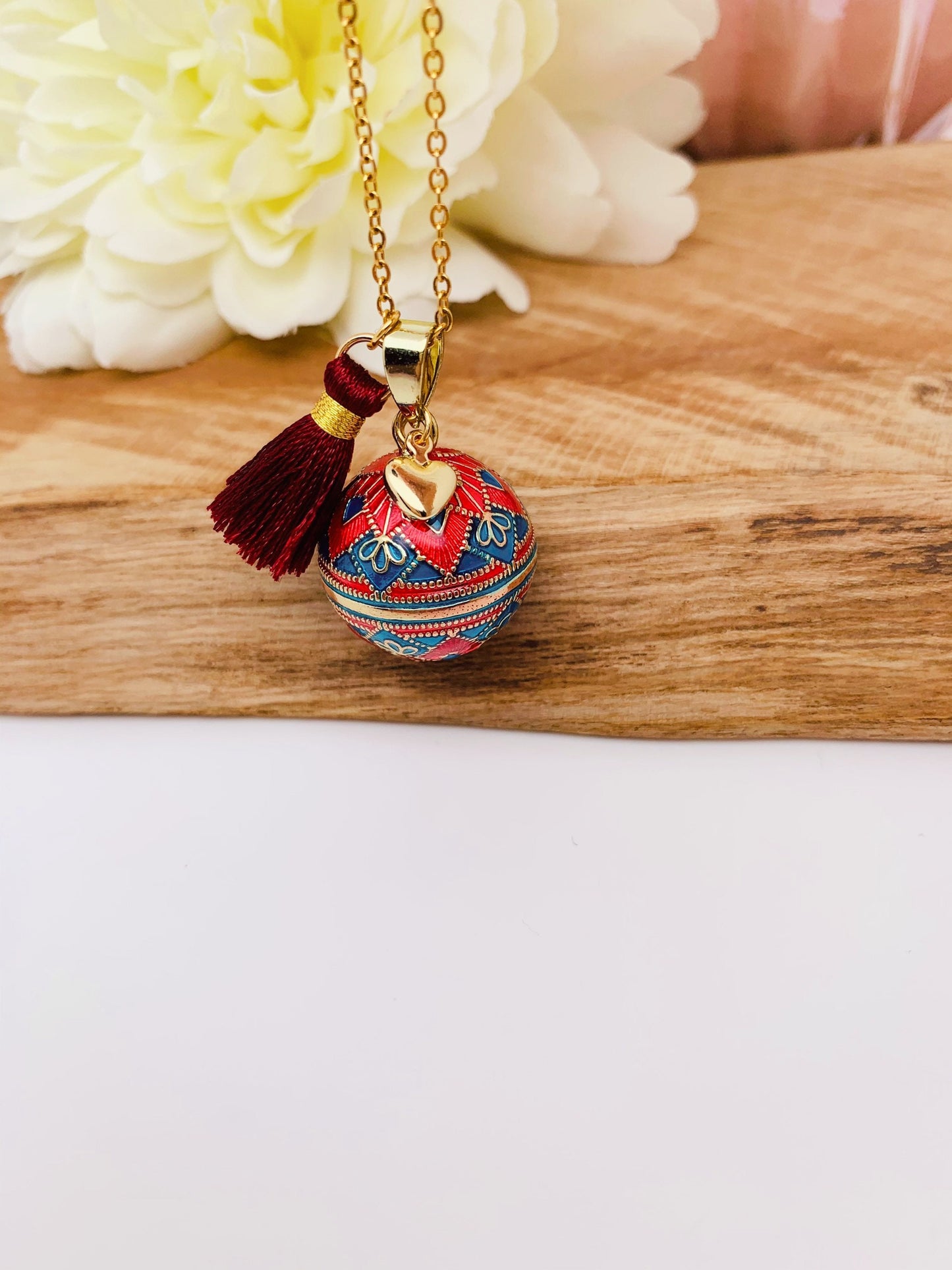 Bola de grossesse fait main en plaquée or et résine aux motifs mosaïque et son petit pendentif cœur.