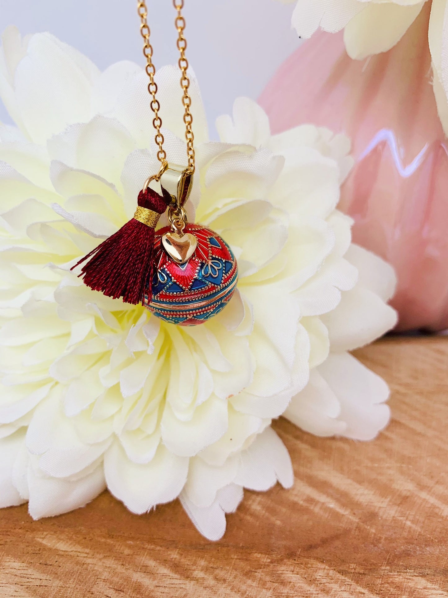 Bola de grossesse fait main en plaquée or et résine aux motifs mosaïque et son petit pendentif cœur.