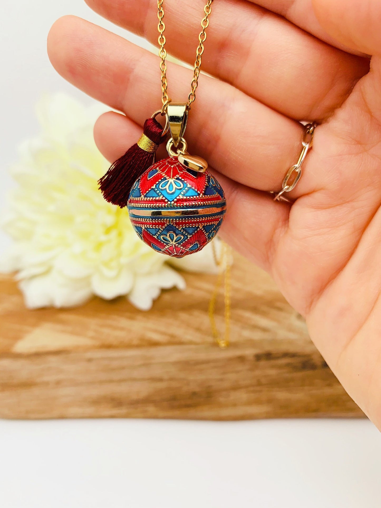 Bola de grossesse fait main en plaquée or et résine aux motifs mosaïque et son petit pendentif cœur.