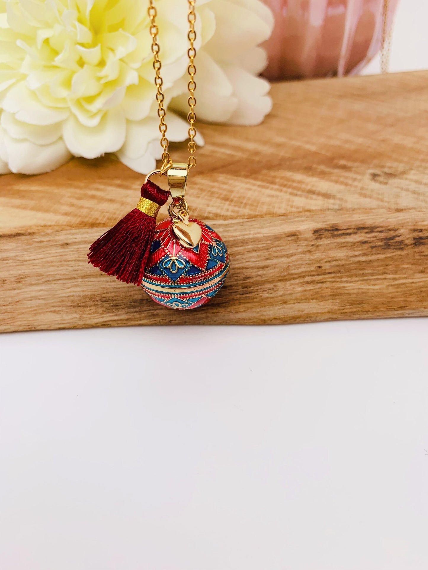 Bola de grossesse fait main en plaquée or et résine aux motifs mosaïque et son petit pendentif cœur.