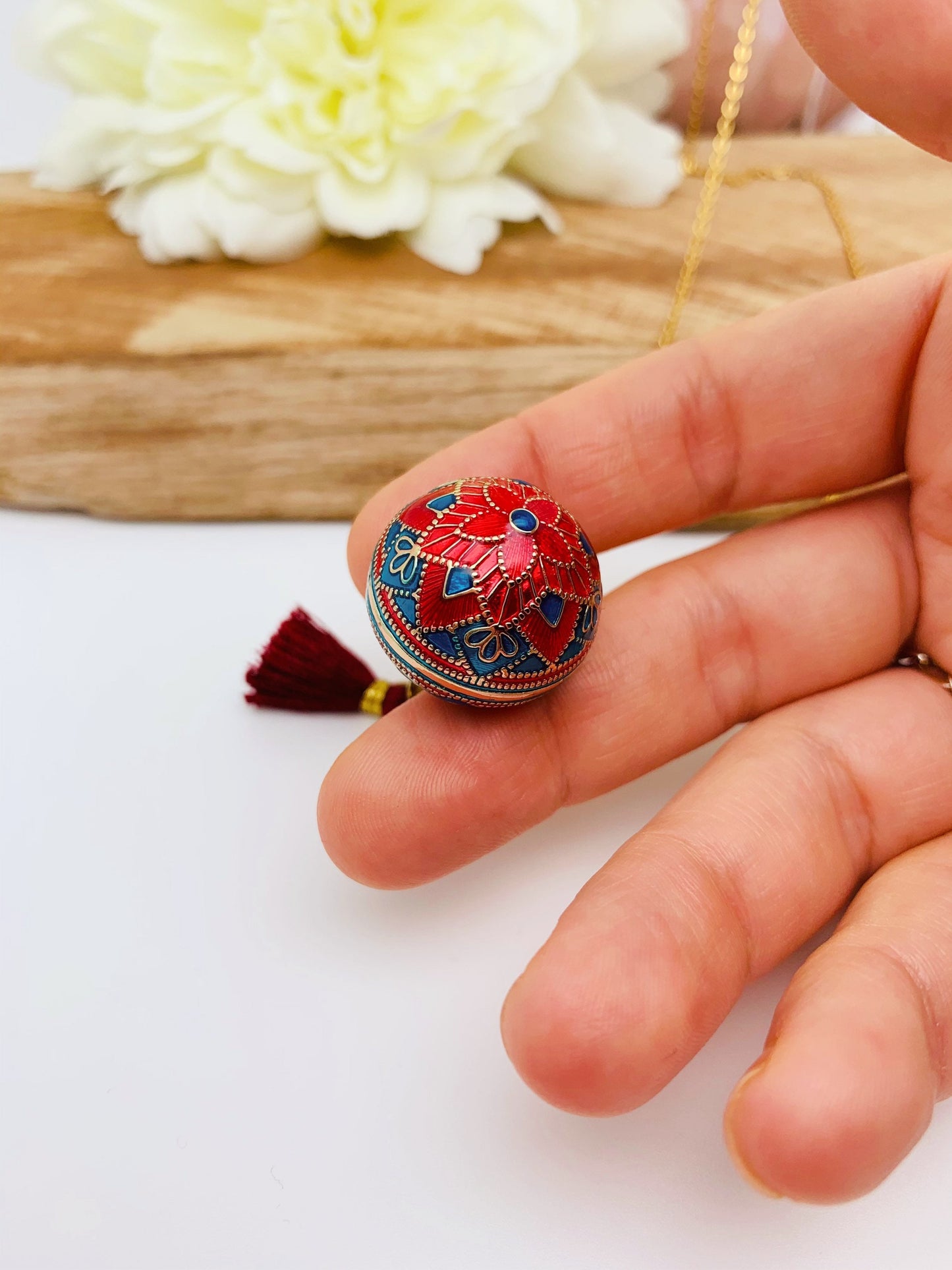 Bola de grossesse fait main en plaquée or et résine aux motifs mosaïque et son petit pendentif cœur.