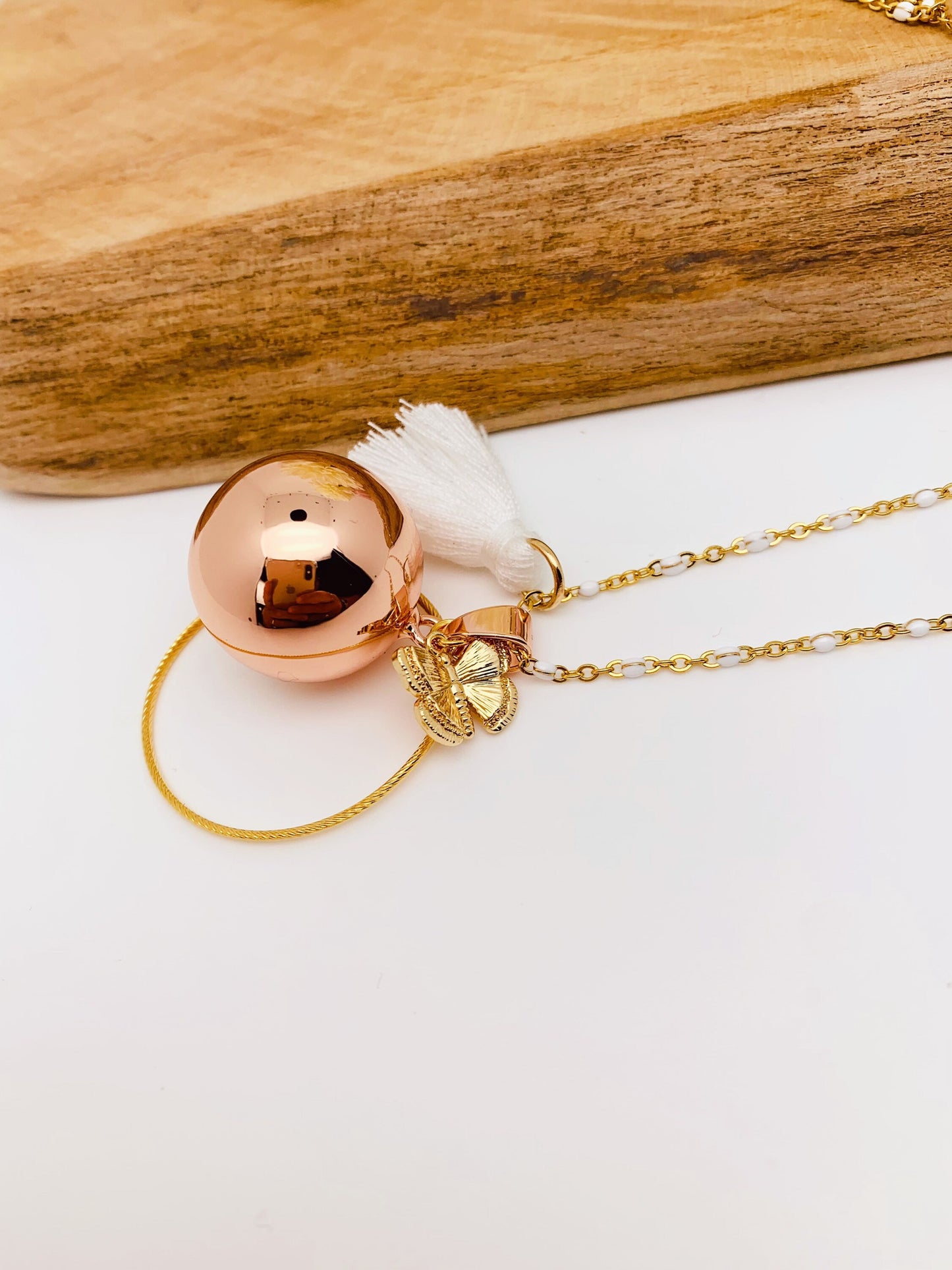 Bola de grossesse plaquée or rose et breloque papillon