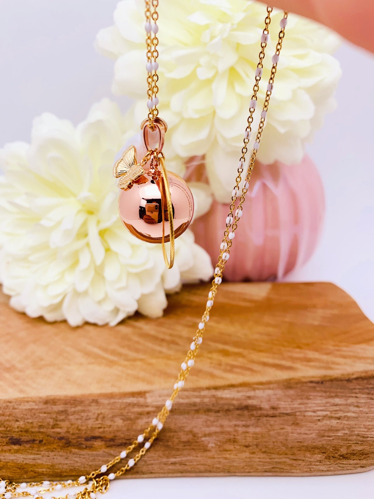 Bola de grossesse plaquée or rose et breloque papillon