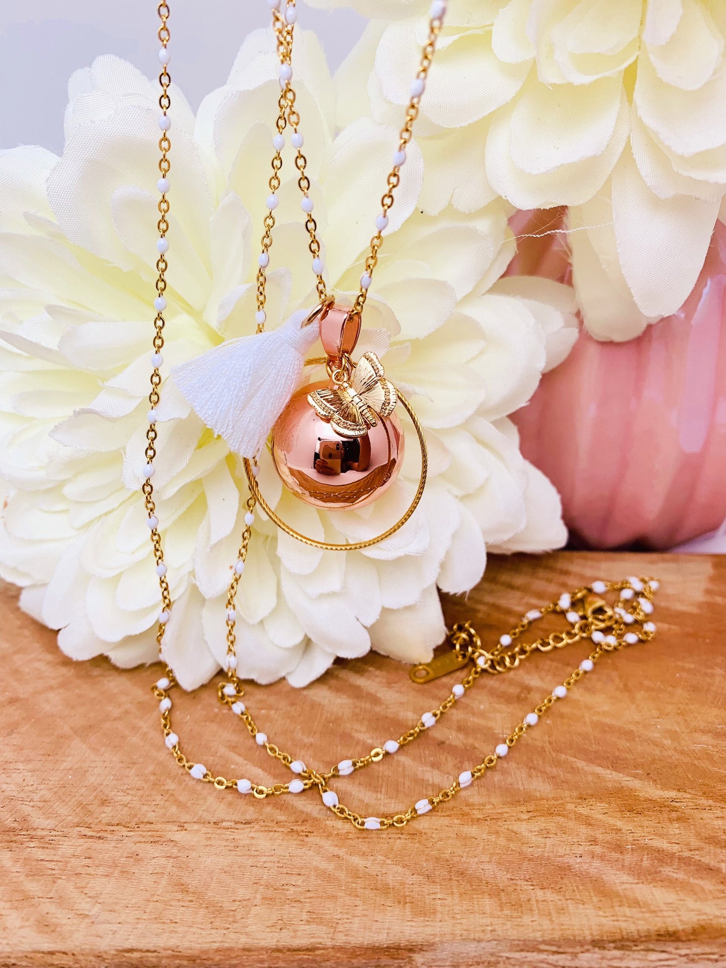 Bola de grossesse plaquée or rose et breloque papillon