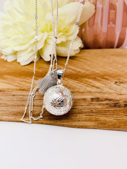 Bola de grossesse en argent monté sur chaîne en argent et pompon gris