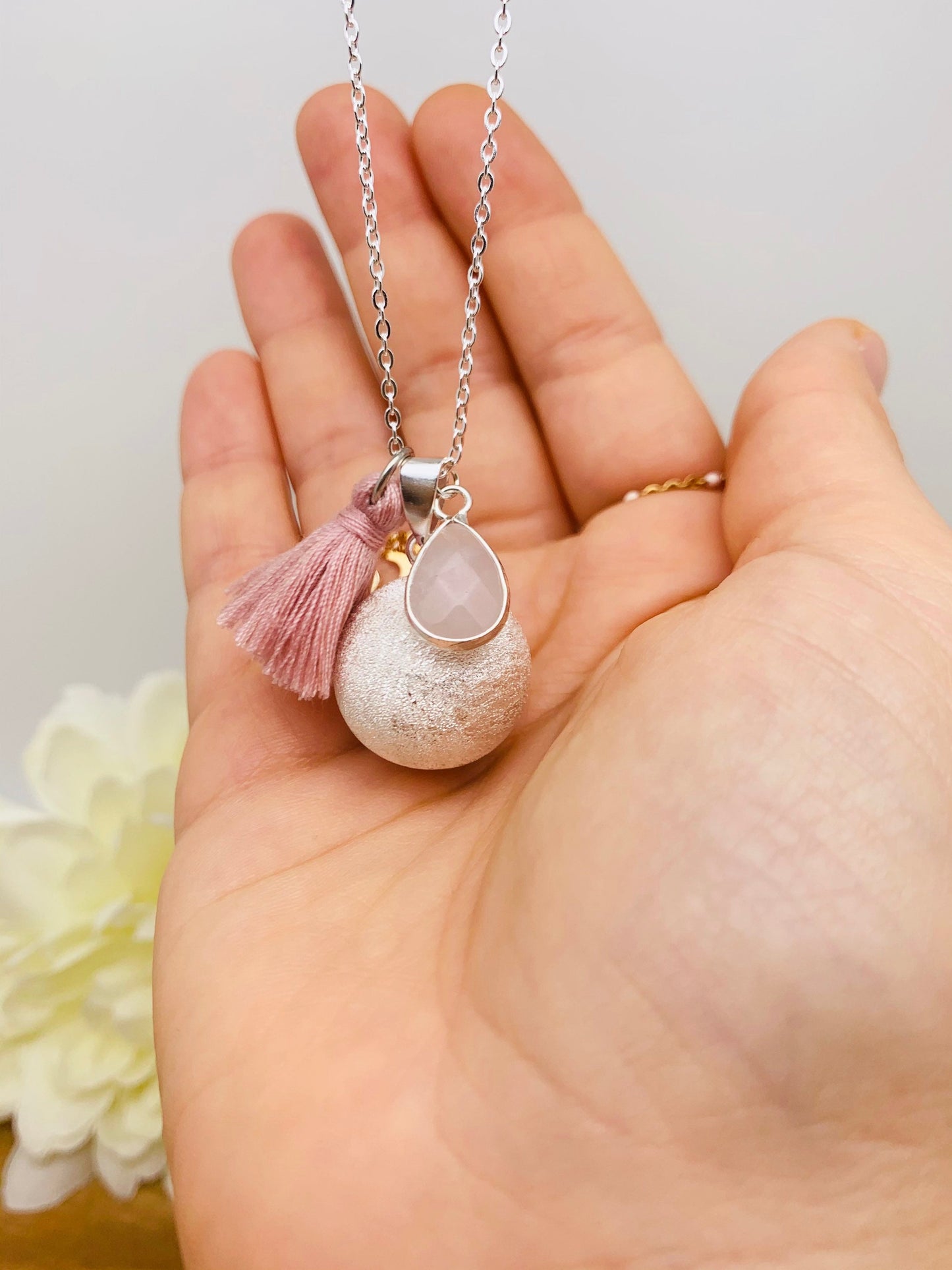 Bola de grossesse sablé argent et breloque en pierre semi précieuse