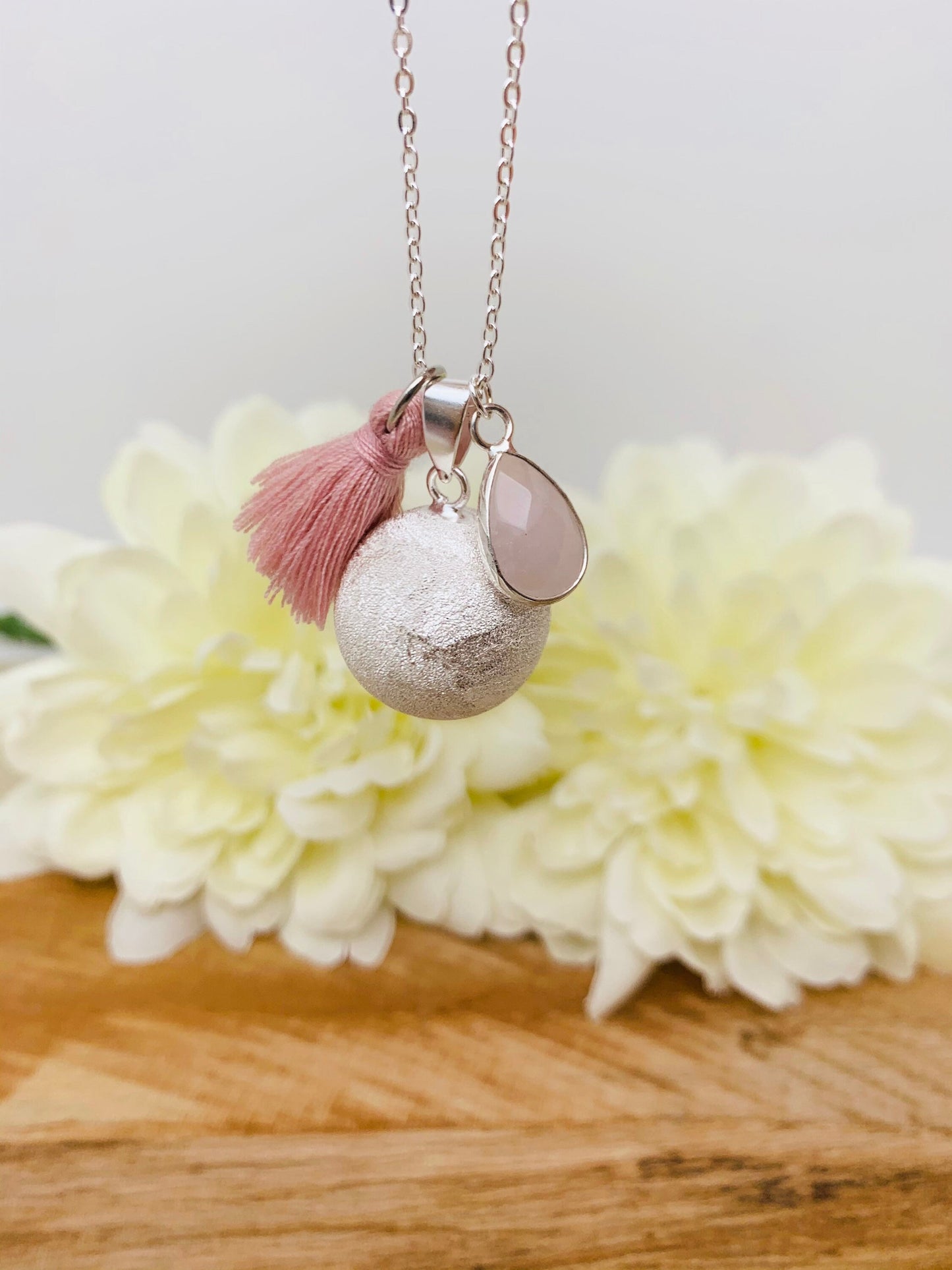 Bola de grossesse sablé argent et breloque en pierre semi précieuse