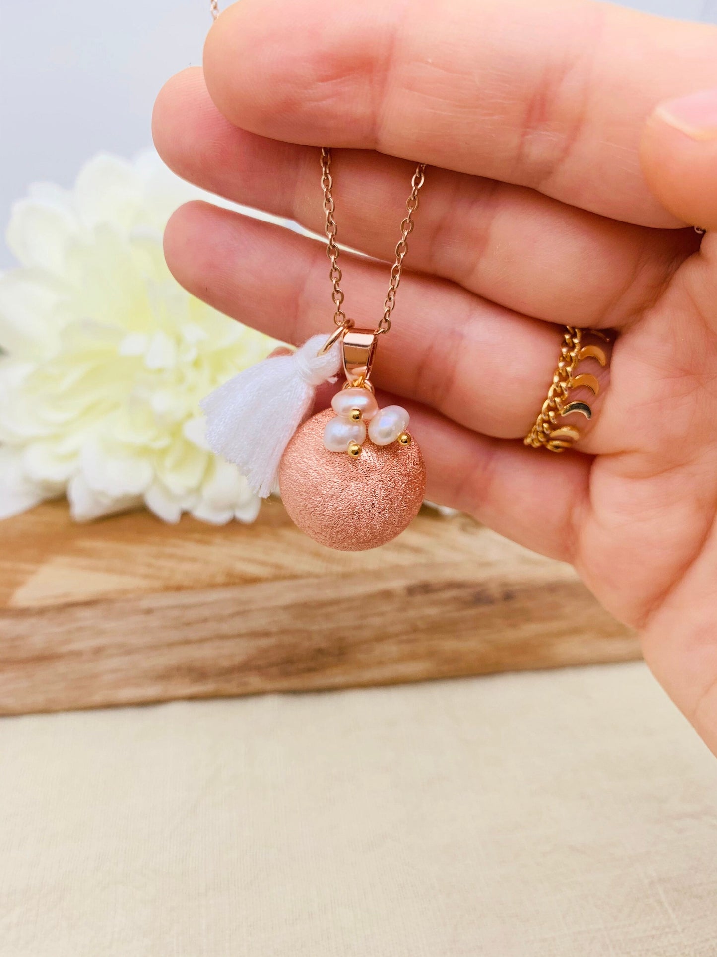 Bola de grossesse plaquée or rose 18k givré et breloque en perles d’eau douce