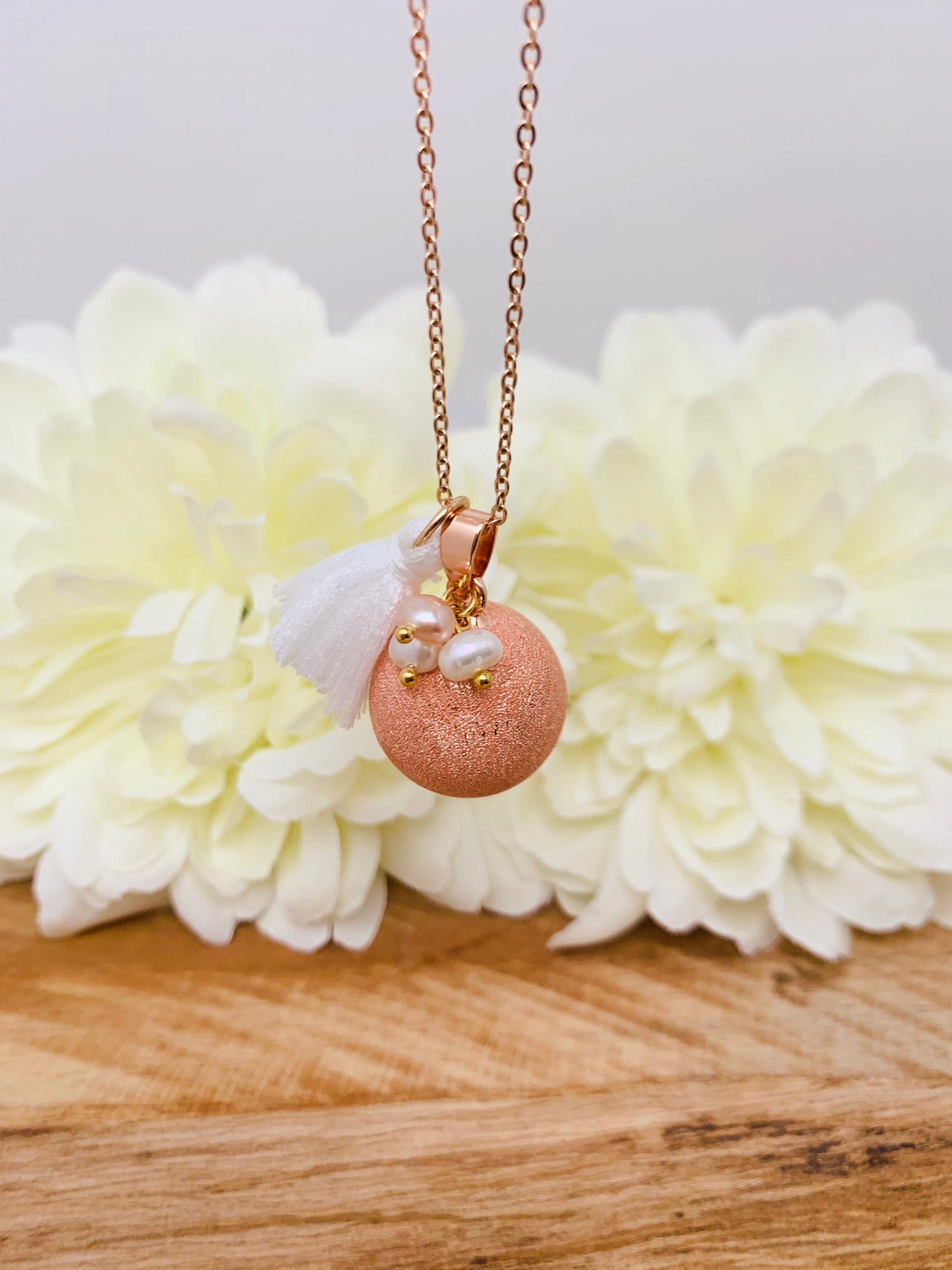 Bola de grossesse plaquée or rose 18k givré et breloque en perles d’eau douce