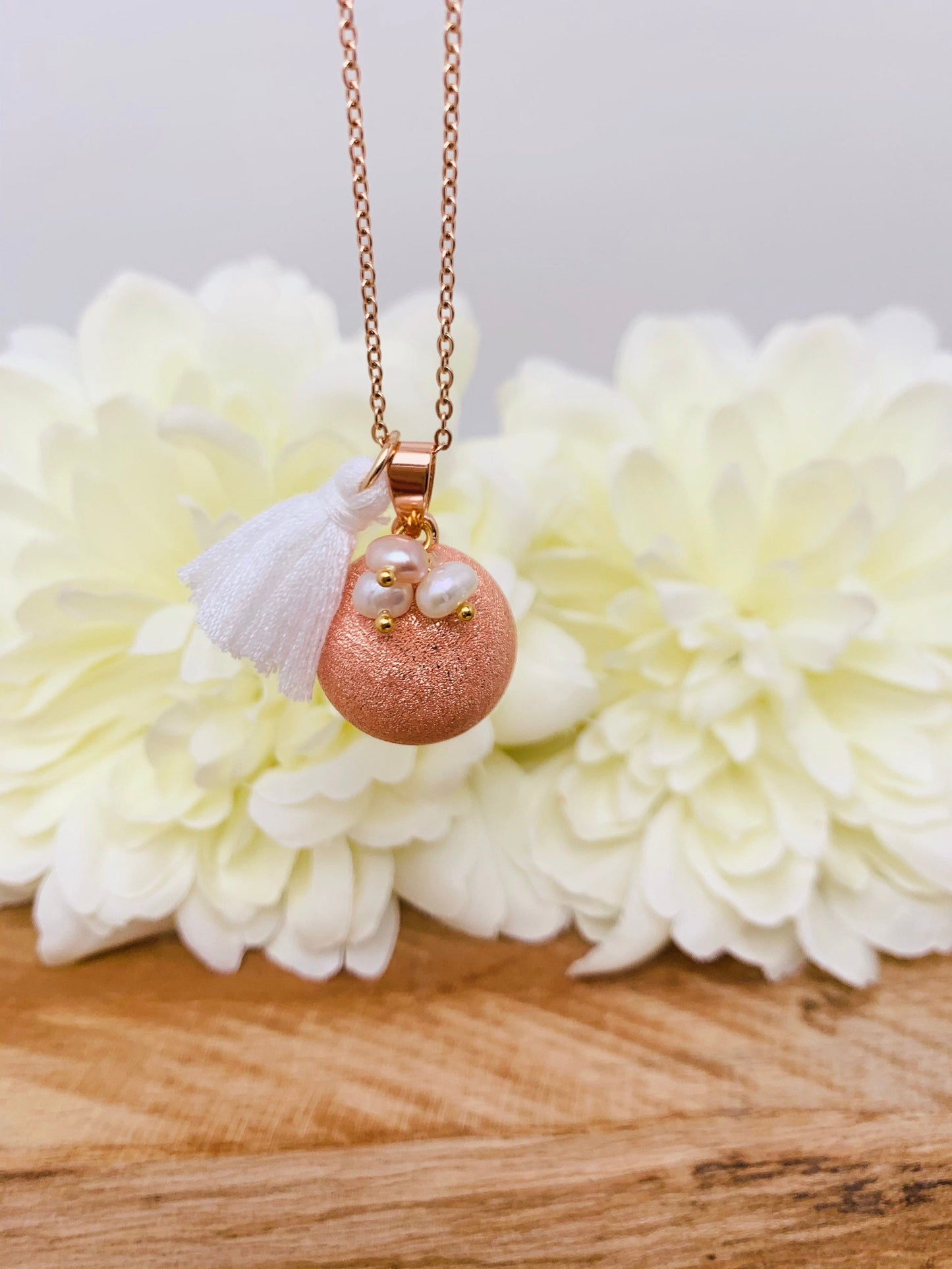 Bola de grossesse plaquée or rose 18k givré et breloque en perles d’eau douce