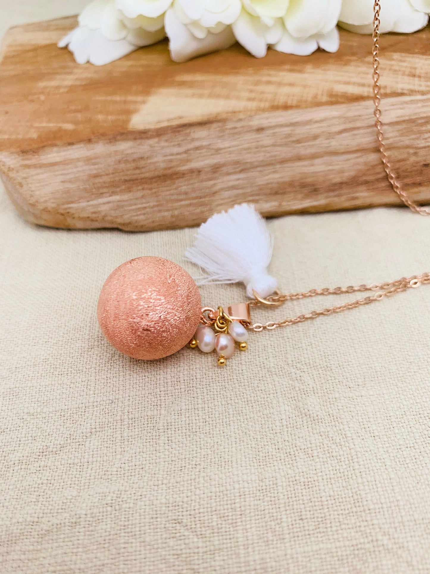 Bola de grossesse plaquée or rose 18k givré et breloque en perles d’eau douce