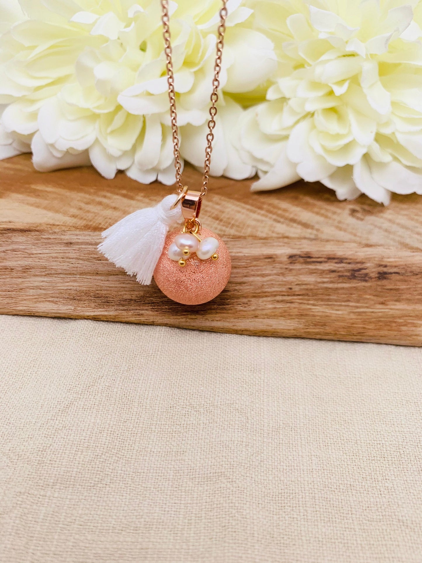 Bola de grossesse plaquée or rose 18k givré et breloque en perles d’eau douce