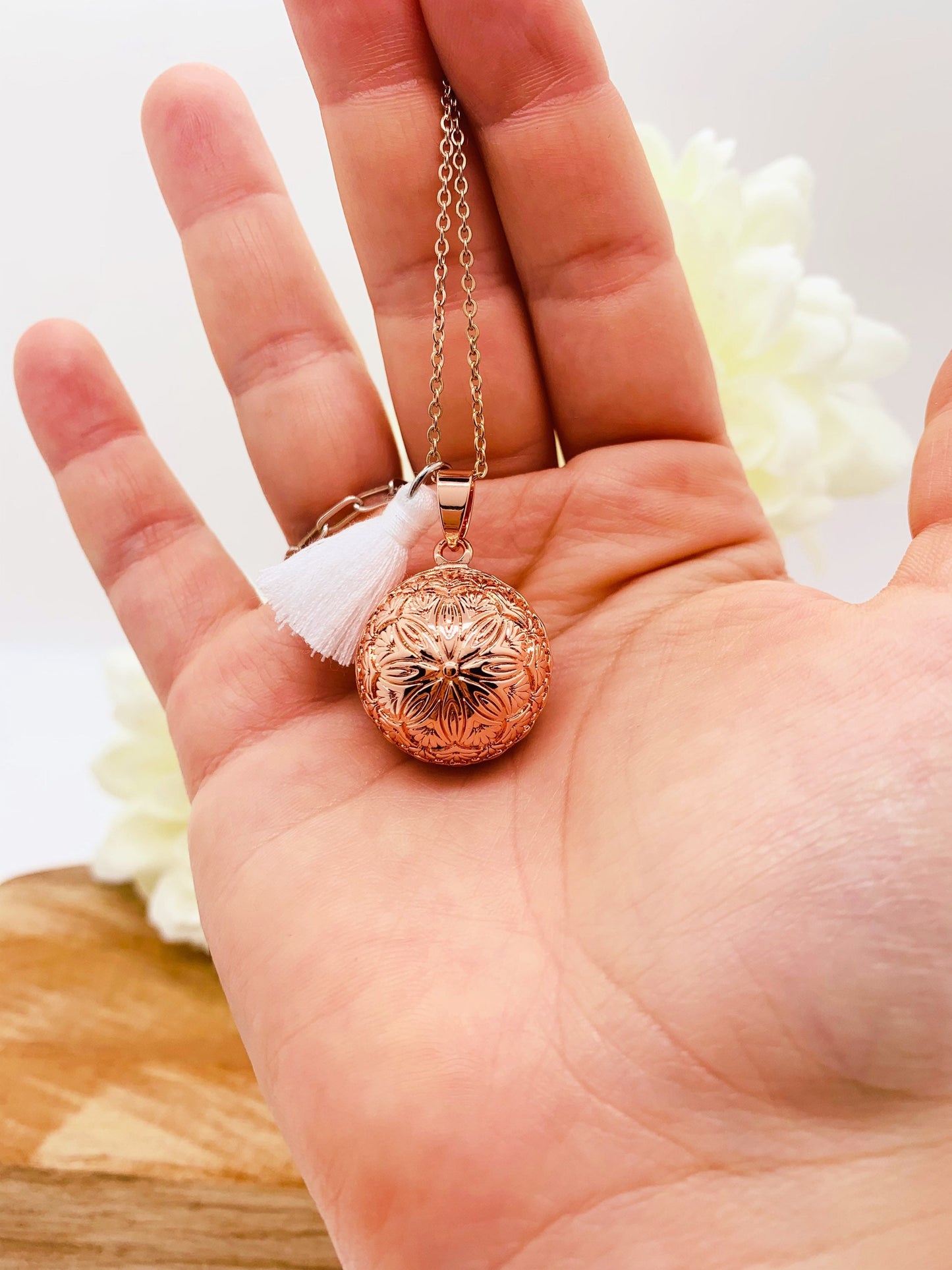 Bola de grossesse or rose gravée motifs fleurs