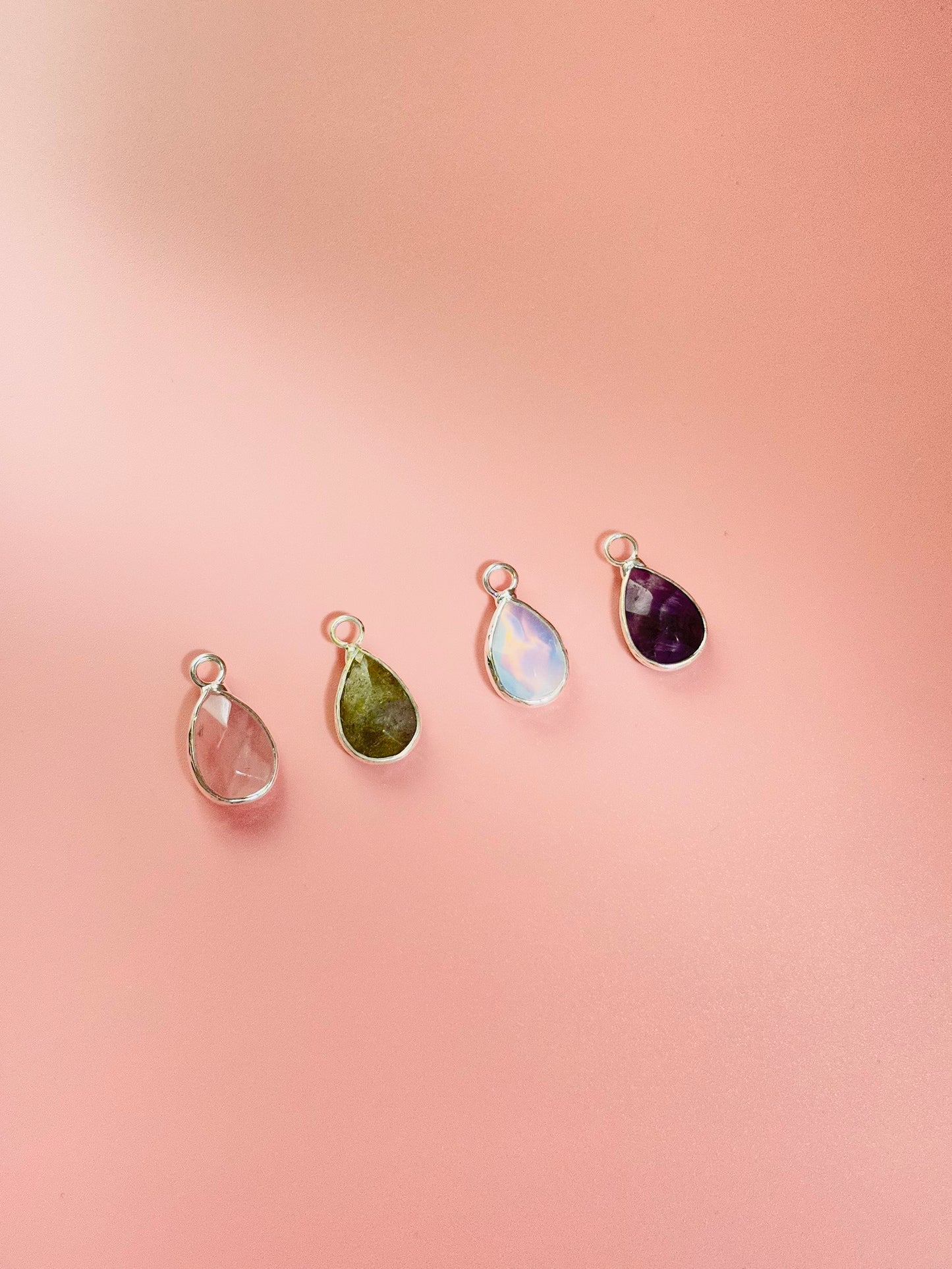 Charms goutte d’eau pierre naturelle