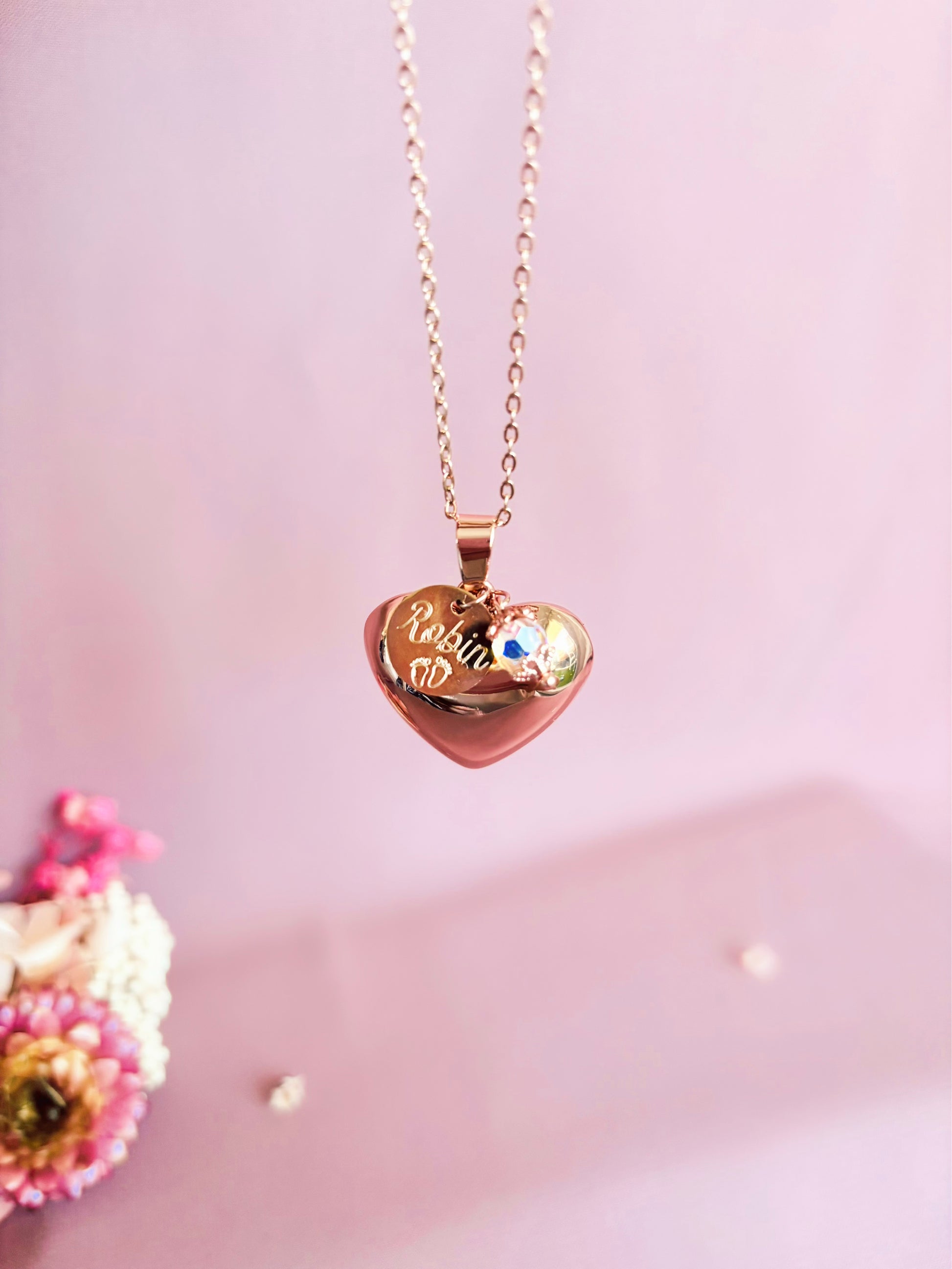 Bola de grossesse coeur or rose avec son médaillon graver à personnalisé et un petit cristal swarovski