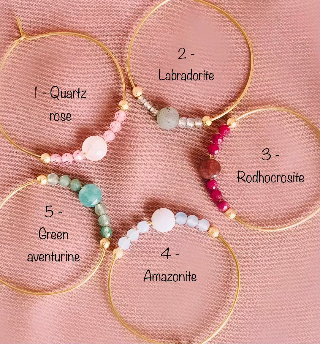 plusieurs cerceaux avec pierres natuelles montée dessus. il y'a du quartz rose, de la labradorite, du rodhocrosite, de l'amazonite, et de la green aventurine