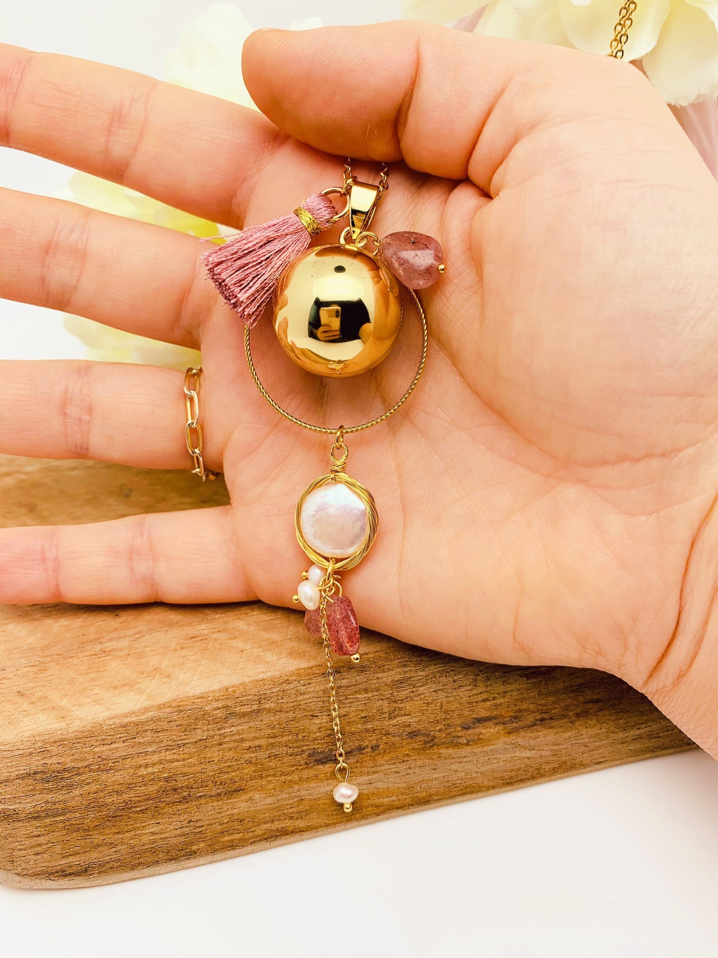 Bola de grossesse fait main plaquée or avec pendentif en perles d’eau douce et tourmaline rose