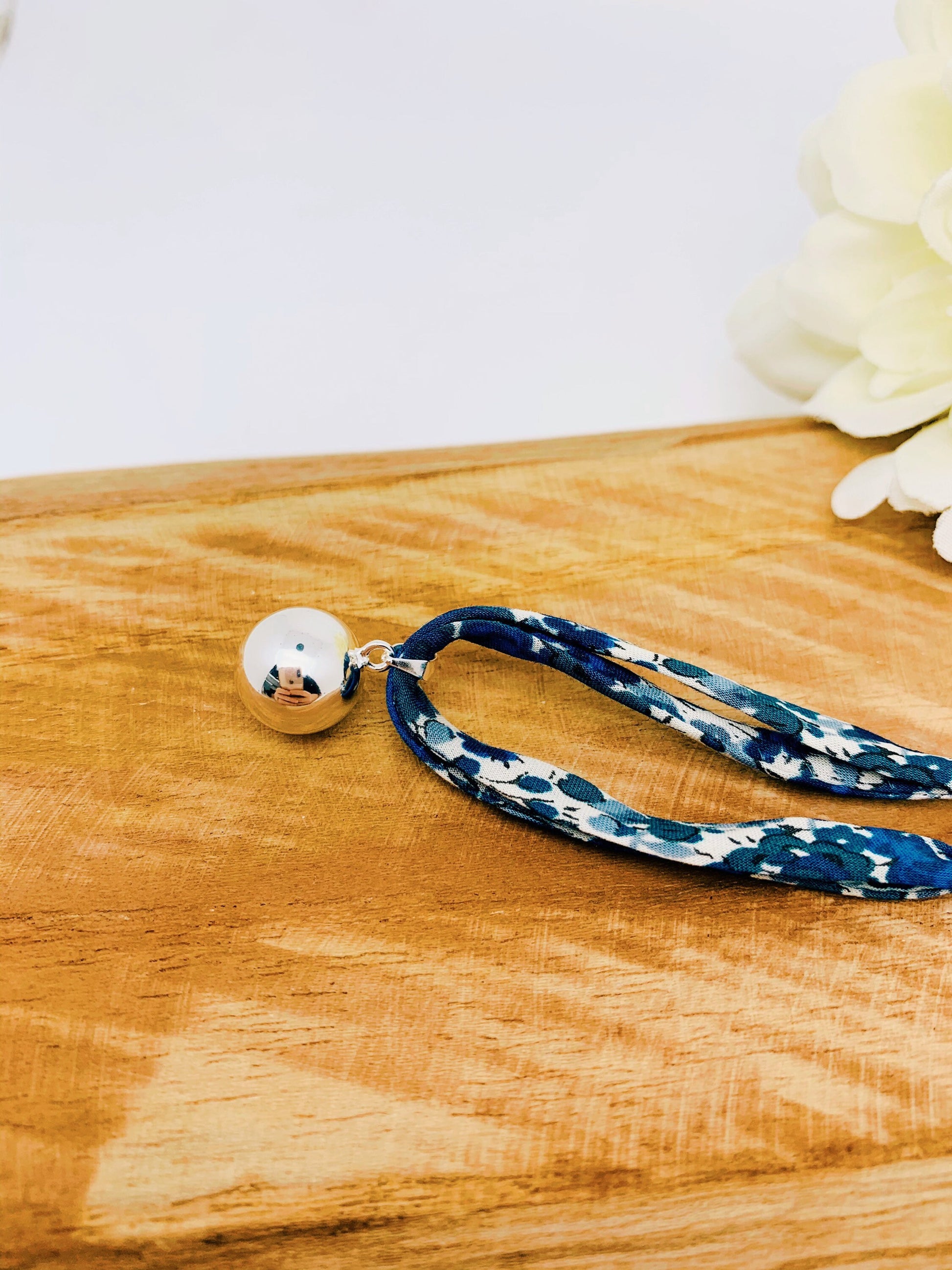 bracelet bola de grossesse argent en tissu liberty bleu fleuris