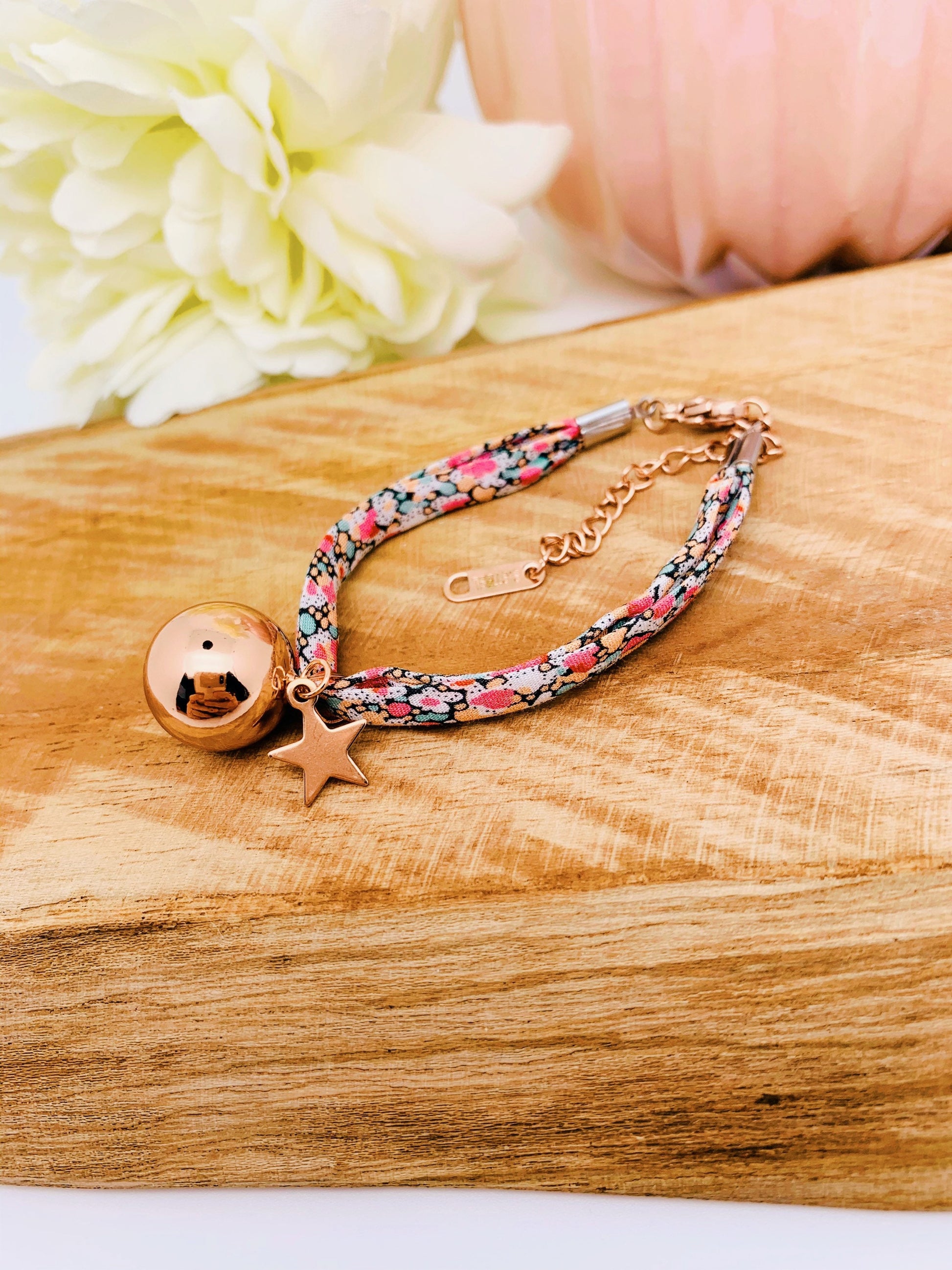 bracelet bola de grossesse or rose en tissu liberty rose et bleu avec petite breloque rose étoile